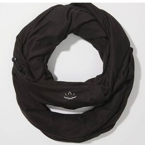 NWT Beyond Yoga Pocket Infinity Scarf Black